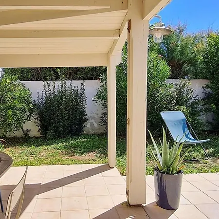 Dans Le Centre Du Village De La Couarde, Charmante De Plain Pied