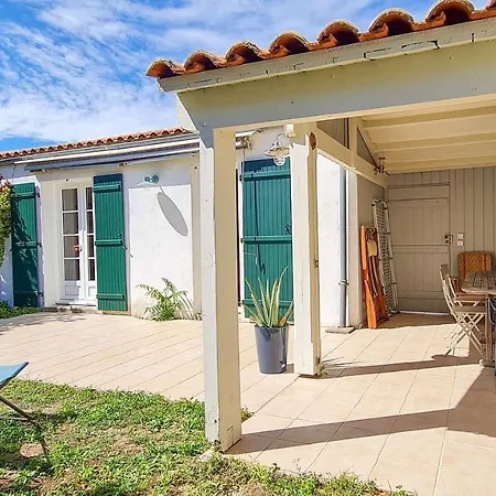 Dans Le Centre Du Village De La Couarde, Charmante De Plain Pied