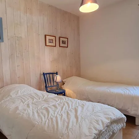 Dans Le Centre Du Village De La Couarde, Charmante De Plain Pied *