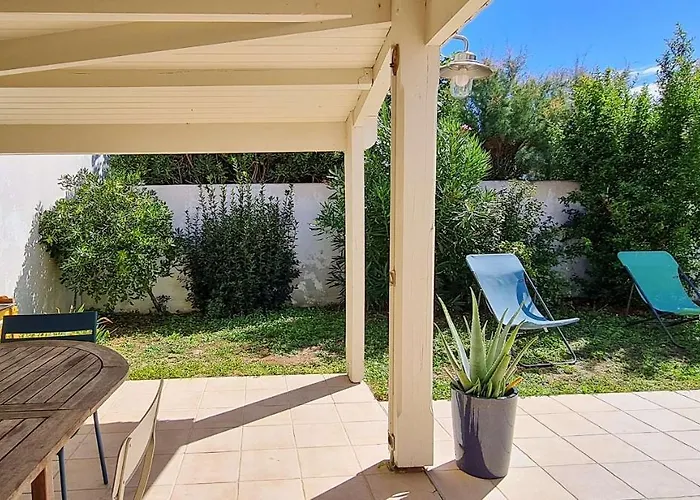 Dans Le Centre Du Village De La Couarde, Charmante De Plain Pied