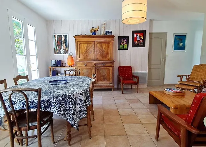 Dans Le Centre Du Village De La Couarde, Charmante De Plain Pied Vila