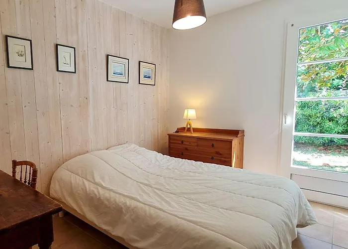 Dans Le Centre Du Village De La Couarde, Charmante De Plain Pied Vila